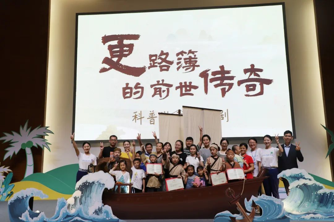 第一期劇場(chǎng)演員與工作人員合影