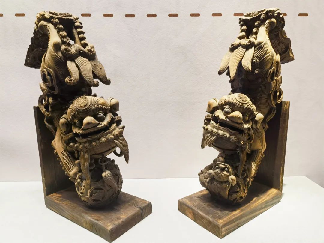 清 彩繪鏤雕獅子撐栱