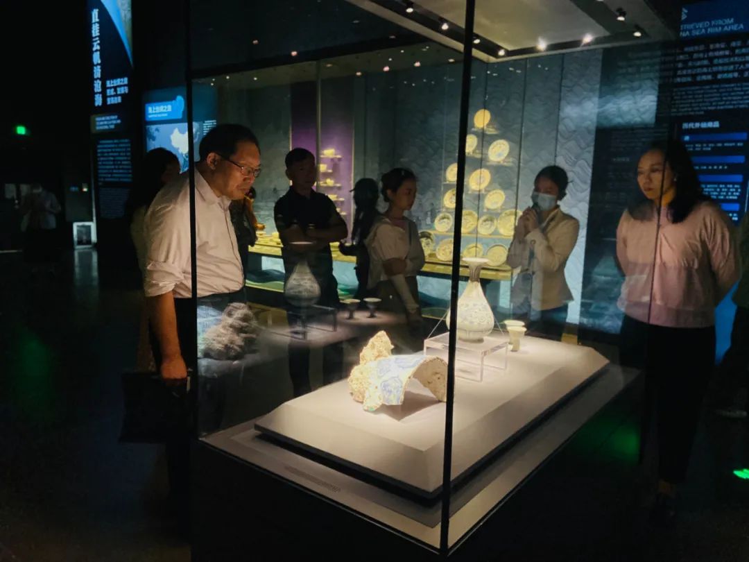 采訪團成員在中國（海南）南海博物館參觀  新華網 宿鑫 攝