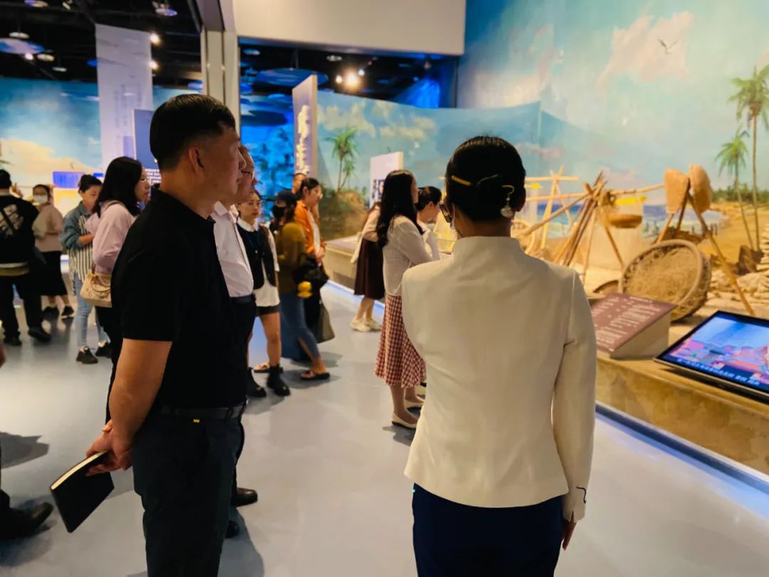 采訪團成員在中國（海南）南海博物館參觀  新華網 宿鑫 攝