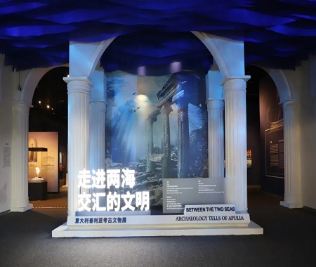 展覽類(lèi)型：臨時(shí)展覽展覽位置：中國(guó)（海南）南海博物館8號(hào)展廳走進(jìn)兩海交匯的文明——意大利普利亞考古文物展普利亞，是意大利亞平寧半島最東端的一個(gè)區(qū)域,，因其獨(dú)特的地理位置,，孕育出了一個(gè)以海洋為紐帶的文化共同體。展覽將從“神靈之海 諸神群像”“岸海輪回 港埠更迭”“萬(wàn)物入洋 沉船遺珍”“航行大海 探海利器”“神話(huà)再現(xiàn) 文明對(duì)話(huà)”五個(gè)部分,，展現(xiàn)普利亞悠久而豐富的歷史遺存,。 點(diǎn)擊進(jìn)入